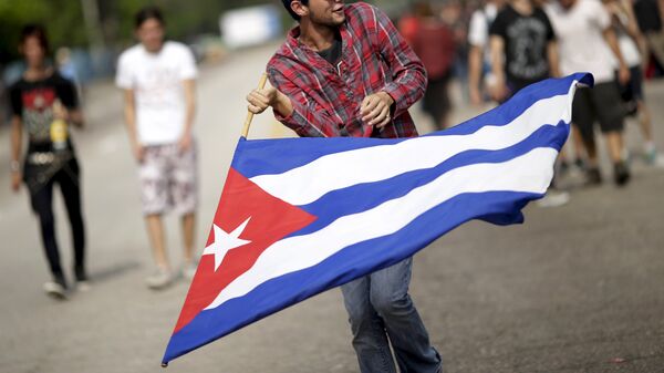 Un hombre con bandera de Cuba - Sputnik Mundo