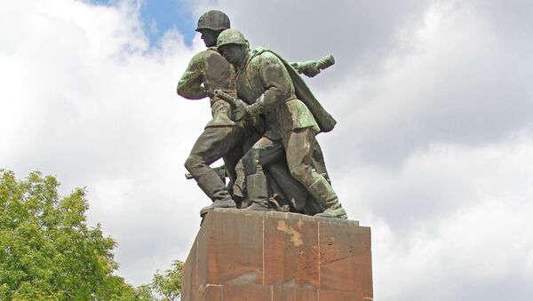 Памятник советским воинам в Варшаве - Sputnik Mundo