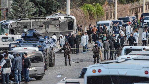 Fuerzas de seguridad turcas en el lugar del atentado en Diyarbakir - Sputnik Mundo