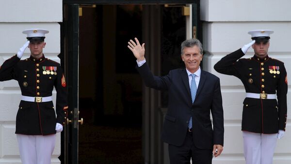 Argentina's President Macri waves as he arrives at the White House - Sputnik Mundo