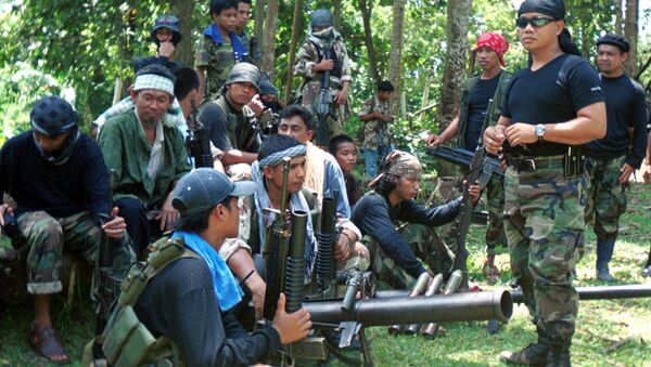 Abu Sayyaf spokesman Abu Sabaya, right foreground, is seen with his band of armed extremists in this undated photo - Sputnik Mundo