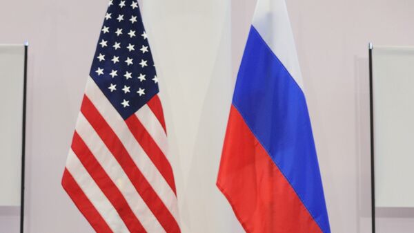 Banderas de EEUU y de Rusia - Sputnik Mundo