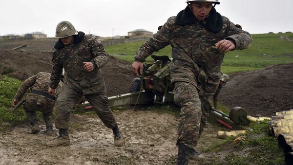 Soldados de la autodefensa de Nagorno Karabaj disparan un cañon de artillería - Sputnik Mundo