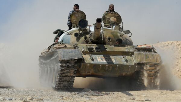 Militares sirios en un tanque (archivo) - Sputnik Mundo