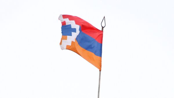 The flag and emblem of the Republic of Nagorny Karabakh - Sputnik Mundo