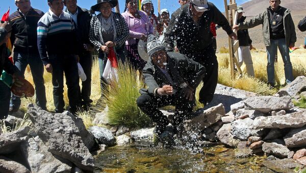 Evo Morales, presidente de Bolivia, salpicando de las aguas del manantial del Silala - Sputnik Mundo