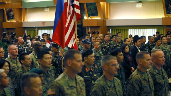 Militares filipinos y estadounidenses participantes de las maniobras Balikatan 2016 - Sputnik Mundo