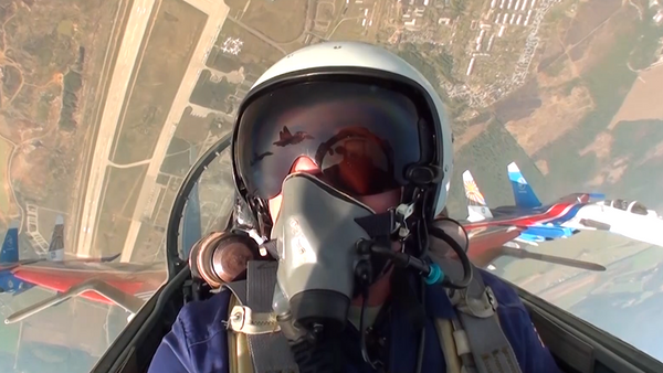 El piloto del legendario equipo de acrobacia aérea ruso, Rúskiye Vítiazi - Sputnik Mundo
