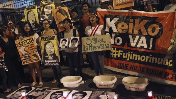 Gente protestando contra la candidatura presidencial de Keiko Fujimori en Lima, Perú - Sputnik Mundo