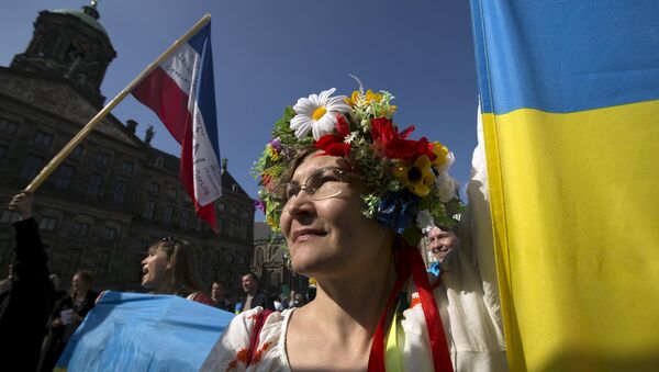 Mujer ucraniana en la manifestación a respeto del referendum, Ámsterdam, el 3 de abril de 2016. - Sputnik Mundo