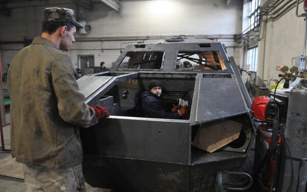 La producción de los autos blindados Dozor-B en la fábrica de Leópolis - Sputnik Mundo