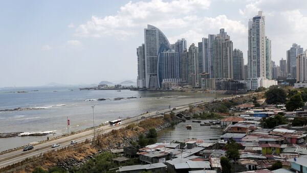 A low income neighbourhood is seen as the city skyline is seen in the background in Panama City, April 4, 2016 - Sputnik Mundo