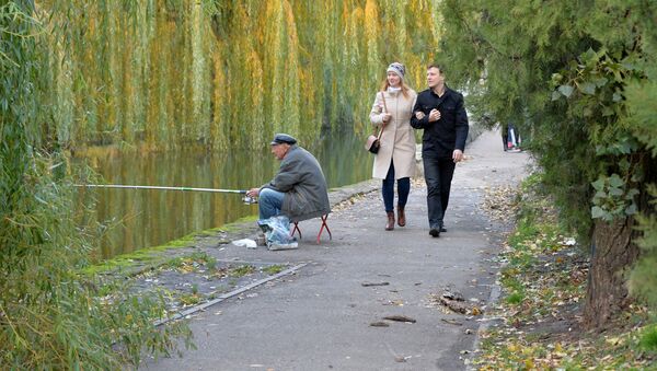 La gente en un parque de la ciudad de Krasnodar, Rusia - Sputnik Mundo