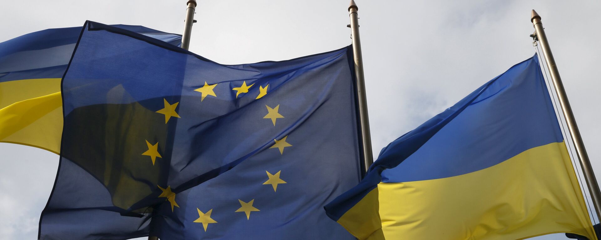 Las banderas de la UE y de Ucrania  - Sputnik Mundo, 1920, 25.03.2022