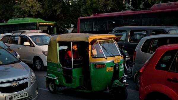 An Indian woman passenger looks at camera as she travels in an auto-rickshaw, a cheaper mode of three wheeler taxi service in New Delhi, India - Sputnik Mundo