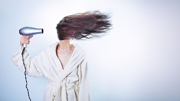 Una mujer con un secador de cabello - Sputnik Mundo