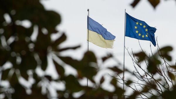 Bandera de Ucrania y la UE - Sputnik Mundo