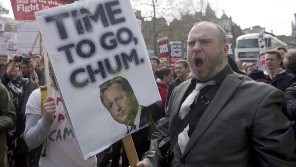 Manifestantes con pancartas durante la protesta alrededor de Downing Street en Londres - Sputnik Mundo