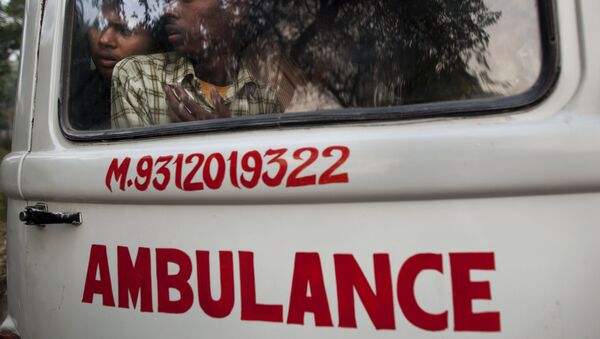 Una ambulancia en la India - Sputnik Mundo