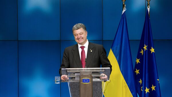 Ukraine President Petro Poroshenko smiles as he gives a press conference on the sidelines of of the EU Council in Brussels (File) - Sputnik Mundo
