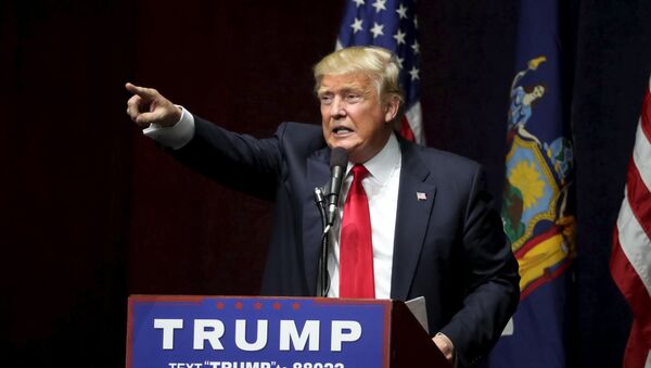 El candidato republicano Donald Trump hablae un mitin de campaña en Nueva York - Sputnik Mundo