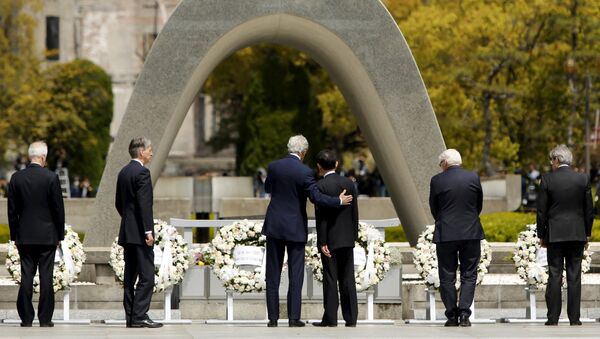 Secretario de Estado de EEUU, John Kerry, y su homologo nipón, Fumio Kishida, en el Parque Memorial de la Paz de Hiroshima - Sputnik Mundo