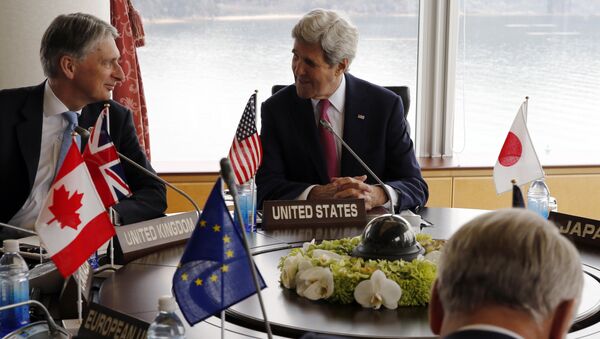 Ministro de Asuntos Exteriores de Reino Unido, Philip Hammond (izda.), y secretario de Estado de EEUU, John Kerry (centro), durante la cumbre de G7 en Japón - Sputnik Mundo