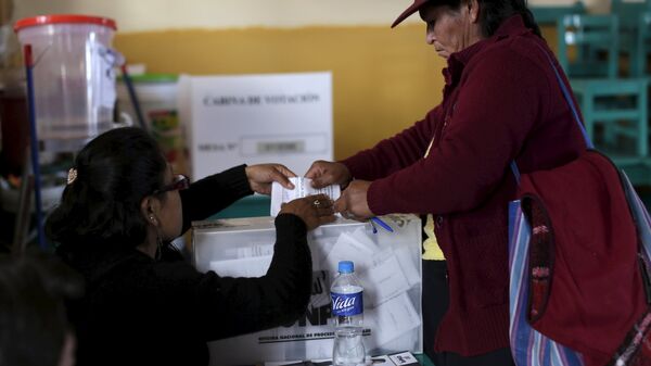 A woman votes during presidential election at a polling station at a classroom in Cuzco, Peru, April 10, 2016. REUTERS/Janine Costa - Sputnik Mundo
