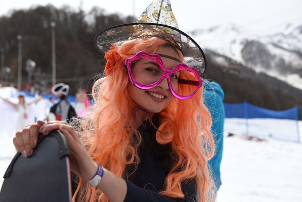 Nuevo descenso récord: Esquiando en bañadores - Sputnik Mundo