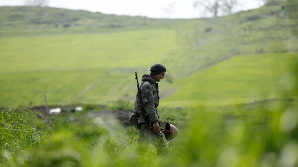 Un militar en Nagorno Karabaj - Sputnik Mundo