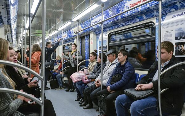 Los pasajeros del “tren cósmico” en el metro de Moscú - Sputnik Mundo
