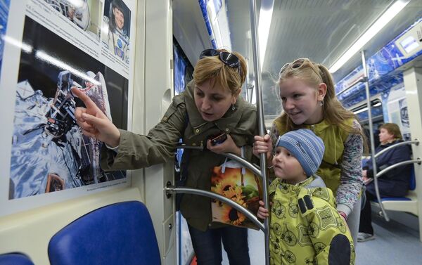 Los pasajeros  del “tren cósmico” en el metro de Moscú - Sputnik Mundo