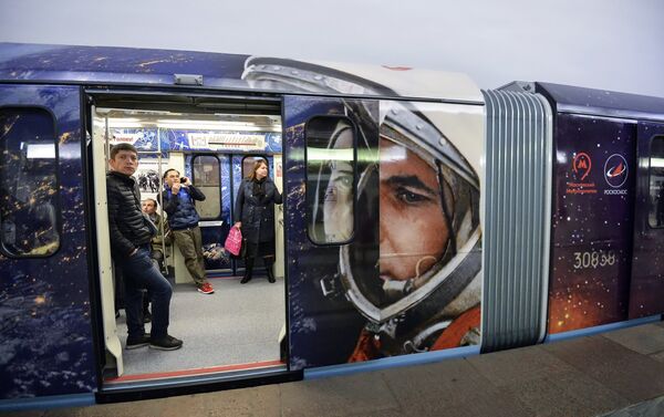 “Tren cósmico” en el metro de Moscú - Sputnik Mundo