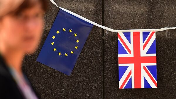 Banderas de la UE y Reino Unido - Sputnik Mundo