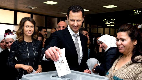 Bashar Asad y su esposa Asma en un colegio electoral en Damasco - Sputnik Mundo