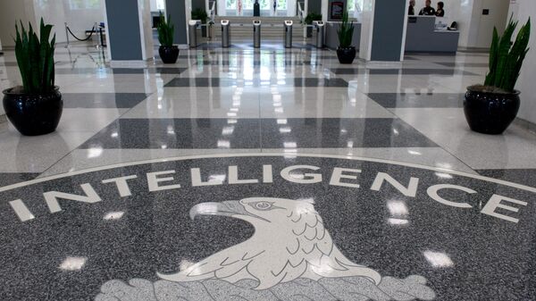 El logotipo de la CIA se muestra en el vestíbulo de su sede - Sputnik Mundo