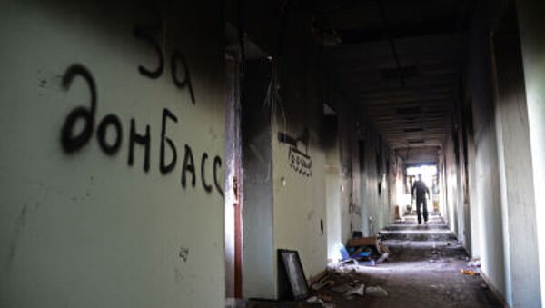 Un edificio destruido en Donbás, Ucrania - Sputnik Mundo