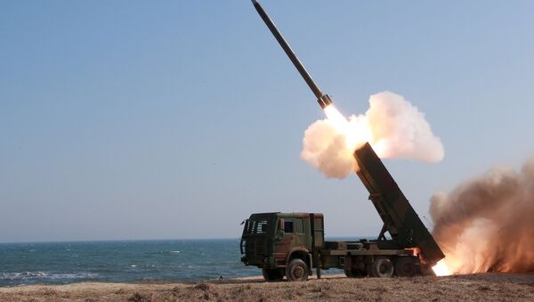 Un cohete lanzado durante la demonstración de nuevas armas en Corea del Norte - Sputnik Mundo