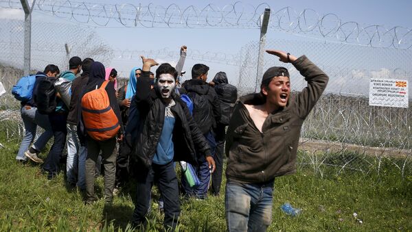 Refugiados cerca de la frontera de Grecia - Sputnik Mundo