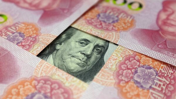 Yuanes chinos y dólares estadounidenses - Sputnik Mundo