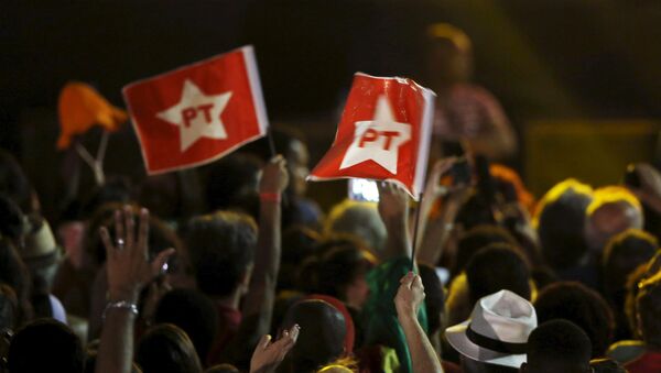 La protesta de los simpatizantes del Partido de los Trabajadores contra el impeachment de Dilma Rousseff en Río de Janeiro - Sputnik Mundo
