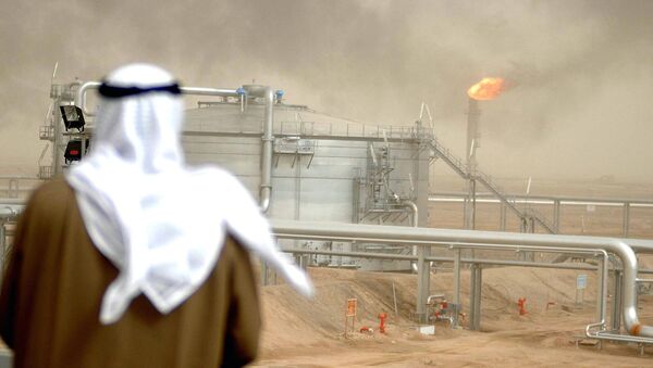 Una refinería de petróleo en Kuwait - Sputnik Mundo