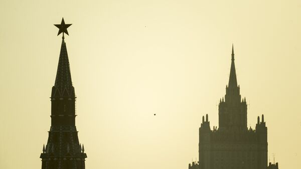 Siluetas de una torre del Kremlin y Ministerio de Relaciones Exteriores de Rusia - Sputnik Mundo
