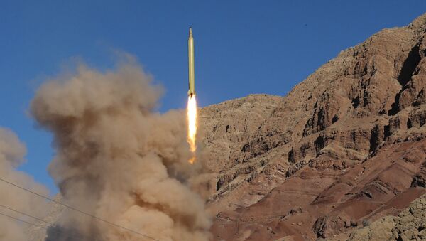 Irán lanza un misil (archivo) - Sputnik Mundo