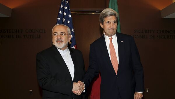Ministro de Exteriores de Irán, Mohamad Yavad Zarif, y secretario del Departamento de Estado, John Kerry (archivo) - Sputnik Mundo