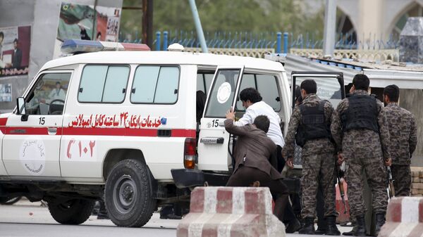 Tres personas armadas entran en una mezquita y abren fuego contra los fieles en Afganistán - Sputnik Mundo
