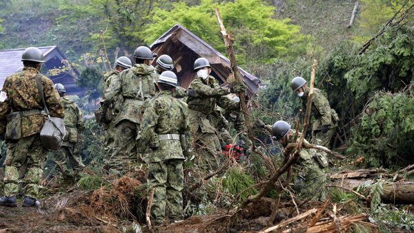 Soldados llevan a cabo operaciones de búsqueda y rescate en Kumamoto, Japón - Sputnik Mundo