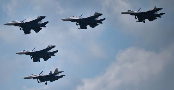 El grupo de pilotaje “Rúskiye Vítiazi” durante el entrenamiento conjunto de los grupos aéreos para el Desfile de la Victoria en el aeródromo militar de “Kúbinka”, en la región de Moscú. - Sputnik Mundo