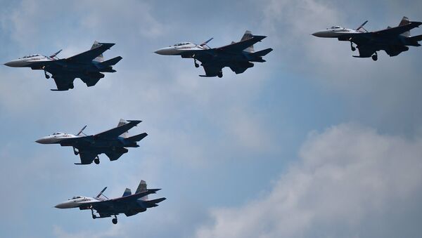 El grupo de pilotaje “Rúskiye Vítiazi” durante el entrenamiento conjunto de los grupos aéreos para el Desfile de la Victoria en el aeródromo militar de “Kúbinka”, en la región de Moscú. - Sputnik Mundo