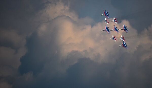 De acuerdo con la tradición, las escuadrillas acrobáticas “Rúskiye Vítiazi” y “Strizhí” participarán en el desfile. Mostrarán el famoso “diamante de Kúbinka” de nueve aeronaves Su-27 y MiG-29. - Sputnik Mundo
